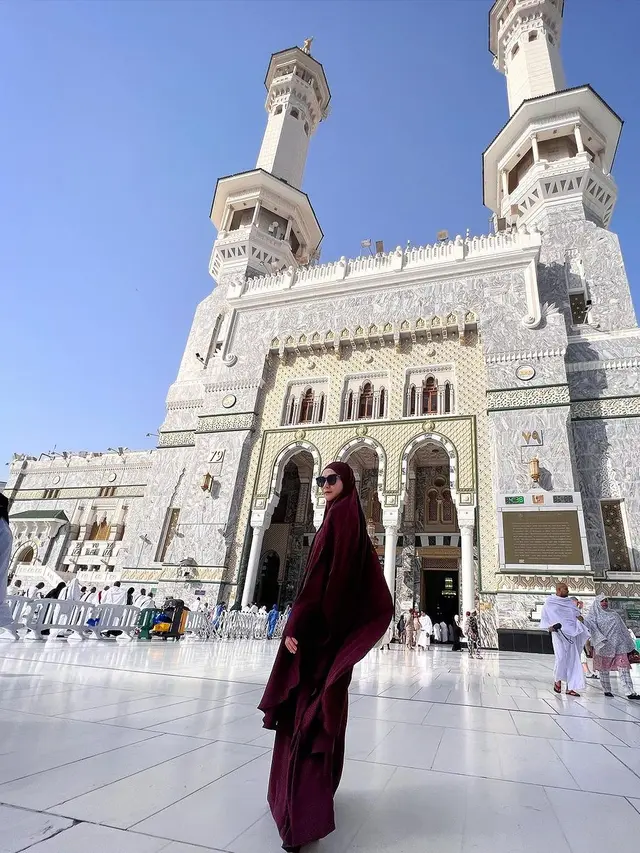 Zaskia Adya Mecca dengan hijab syar'i (Instagram/zaskiadyamecca)