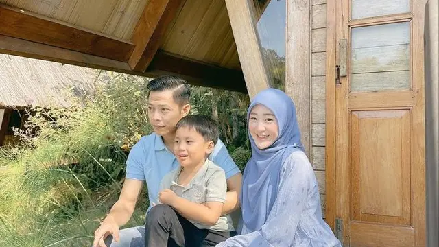 Potret Larissa Chou bersama keluarga