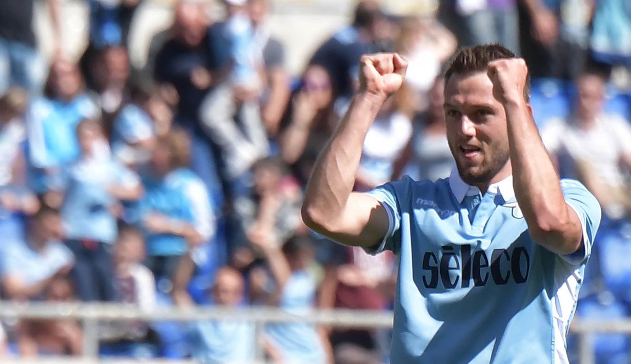 2. Stefan de Vrij (Lazio) – Juventus sebenarnya telah lama memantau bek andalan Lazio dan timnas Belanda ini. Pemain berusia 25 tahun itu membantu Lazio mengakhiri musim di peringkat kelima Serie A. (AFP/Tiziana Fabi)