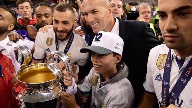 Momen Pemain Real Madrid Angkat Trofi Liga Champion
