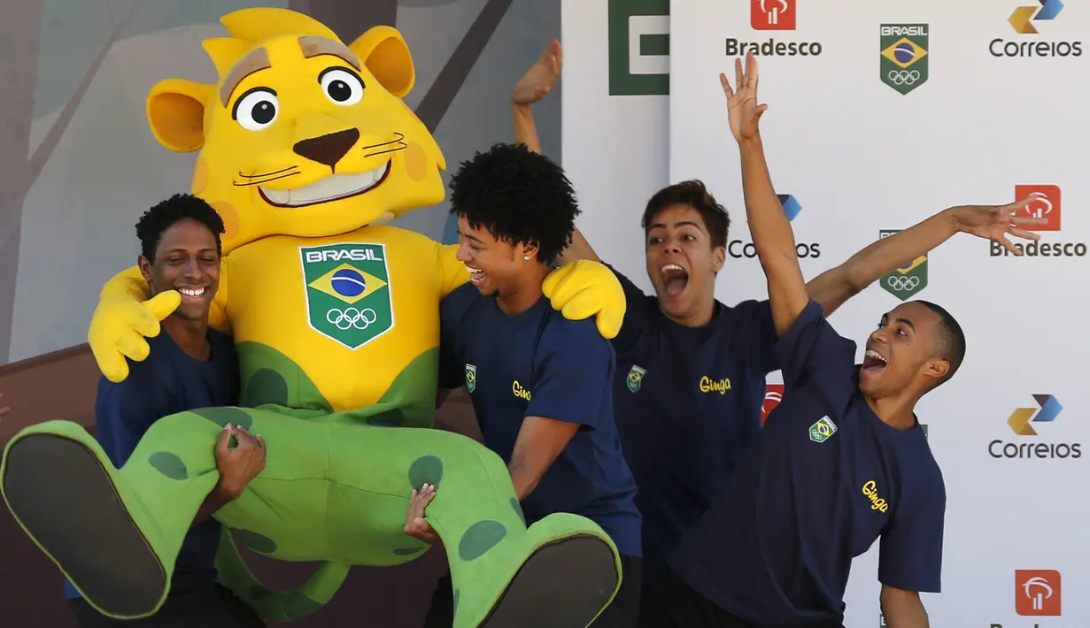 Beberapa pria ketika mengendong maskot timnas Brasil yaitu Ginga. Maskot ini diperkenalkan panitia lokal untuk olimpiade 2016, di Parque Aquatico Maria Lenk, Rio de Janeiro, Brasil, Selasa (23/6/2015). (REUTERS/Sergio Moraes)
