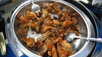 Sewajan ayam bakar bumbu rujak. (Liputan6.com/Wikimedia Commons/Gunawan Kartapranata)