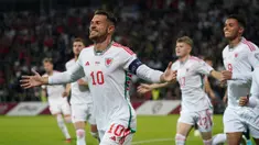 Pemain Wales Aaron Ramsey melakukan selebrasi usai mencetak gol ke gawang Latvia pada pertandingan sepak bola Grup D Kualifikasi Euro 2024 di Stadion Skonto, Riga, Latvia, Senin (11/9/2023). Wales menang 2-0. (AP Photo/Roman Koksarov)