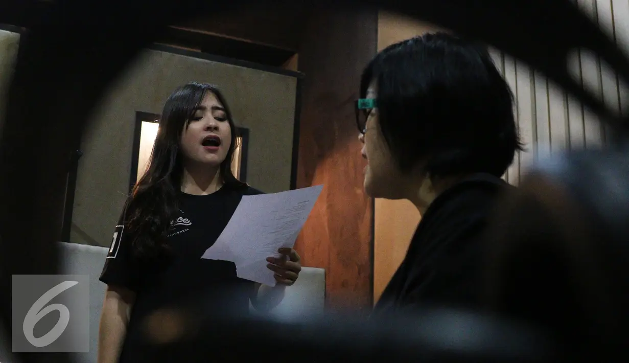 Prilly Latuconsina saat latihan vokal untuk SCTV Award di Erwin Gutawa Studio, Jakarta, Senin (21/11). Prily akan berduet dengan Paramitha Rusady pada lagu berjudul 'Aku Hanya Wanita Biasa'. (Liputan6.com/Herman Zakharia)