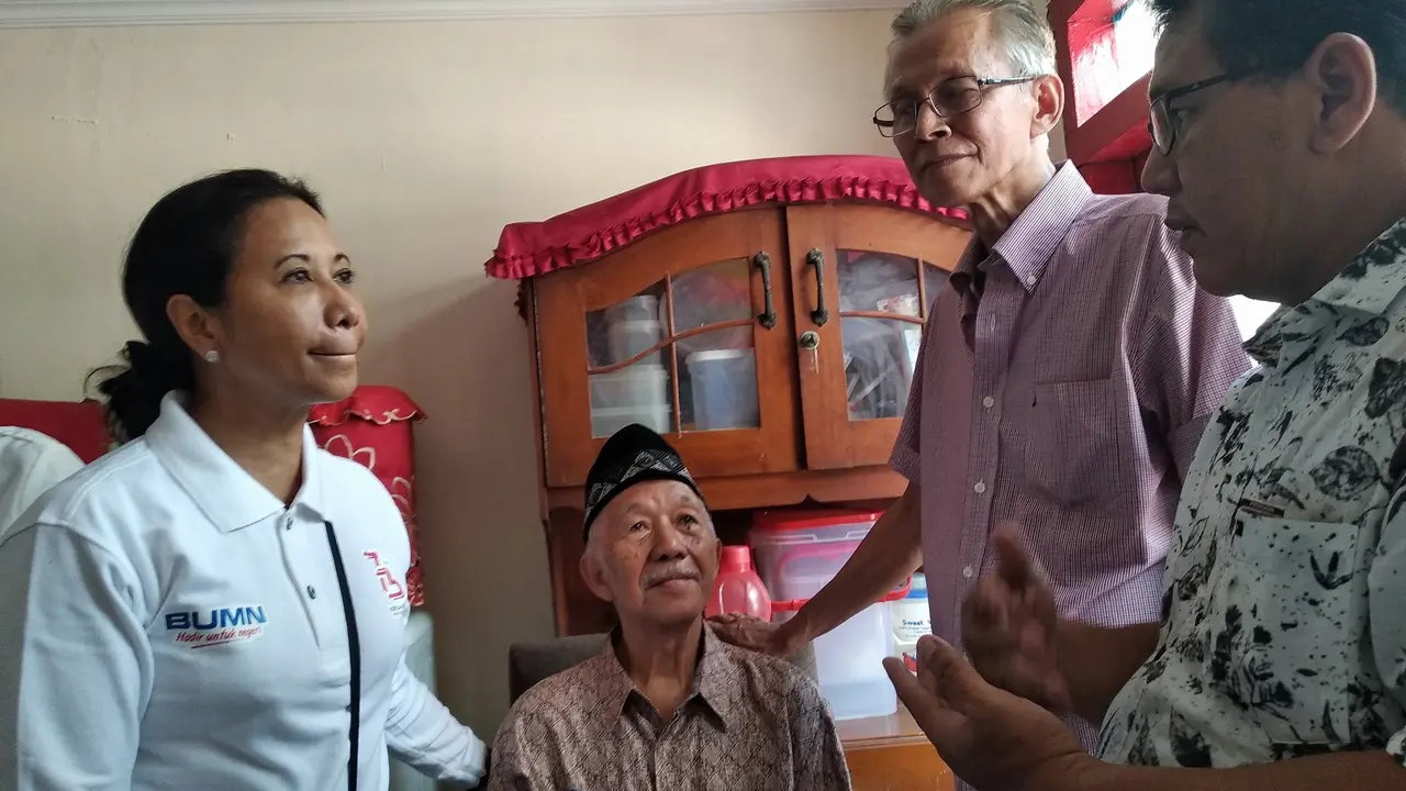 Menteri BUMN Rini Soemarno bertamu Mustofa Sulaiman, pensiunan Telkom. Foto: Merdeka.com/Wilfridus Setu Umbu
