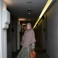 Lihat di sini gaya hijab syar'i Natasha Rizky. [@natasharizky].