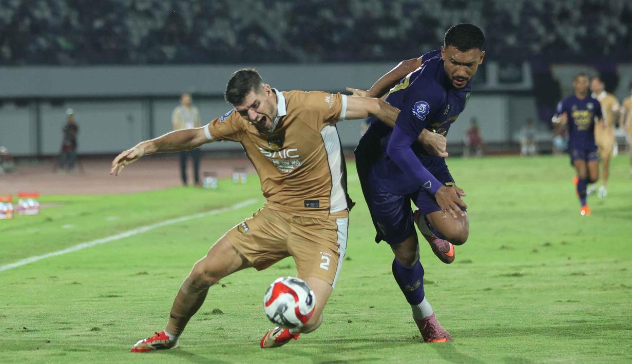 Pemain Dewa United, Nick Anna Maria Francois Kuipers (kiri) berebut bola dengan Rayco Rodriguez Medina (Persita) dalam lanjutan BRI Super League 2025/2026 di Stadion Indomilk Arena, Tangerang, Banten, Kamis (26/2/2026). Dewa United FC menutup derbi Banten dengan kemenangan tipis. (Bola.com/M Iqbal Ichsan)