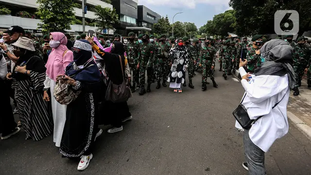 TNI Halau Masa Pendemo
