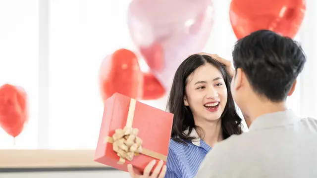 Anti Salah Pilih! 10 Ide Kado Valentine yang Hampir Pasti Disukai Cowok