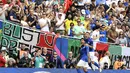 Selebrasi pemain Italia, Citadin Martins Eder, setelah mencetak gol ke gawang Swedia pada laga Grup E Piala Eropa 2016 di Stadium de Toulouse, Jumat (17/6/2016). (AFP/Jonathan Nackstrand)