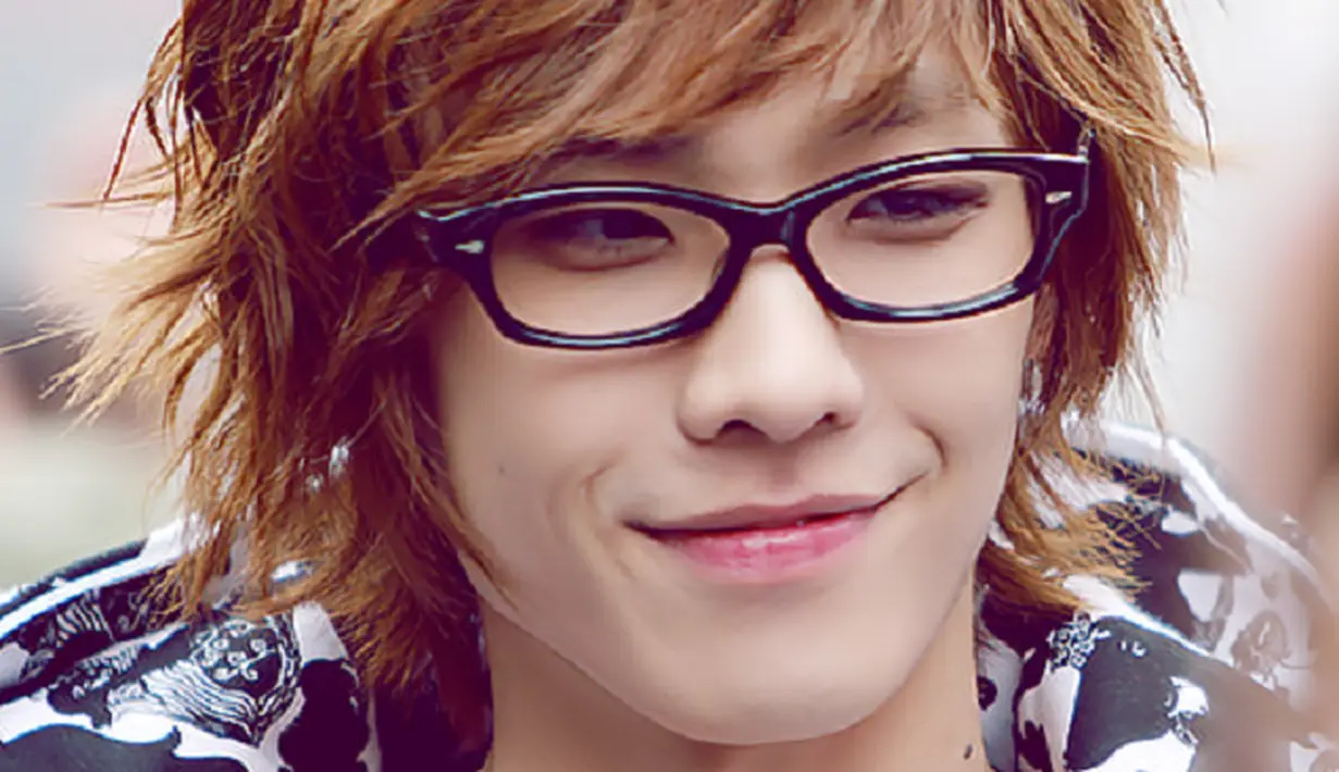 Mantan personel MBLAQ, Lee Joon memang punya wajah yang tampan. Apalagi ketika ia memakai kacamata, ketampanannya seakan bertambah. (Foto: soompi.com)