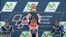 Pebalap Repsol Honda, Marc Marquez, berpose dengan trofi juara MotoGP Aragon di Sirkuit Aragon, Spanyol, Minggu (25/9/2016). (AFP/Jaime Reina)