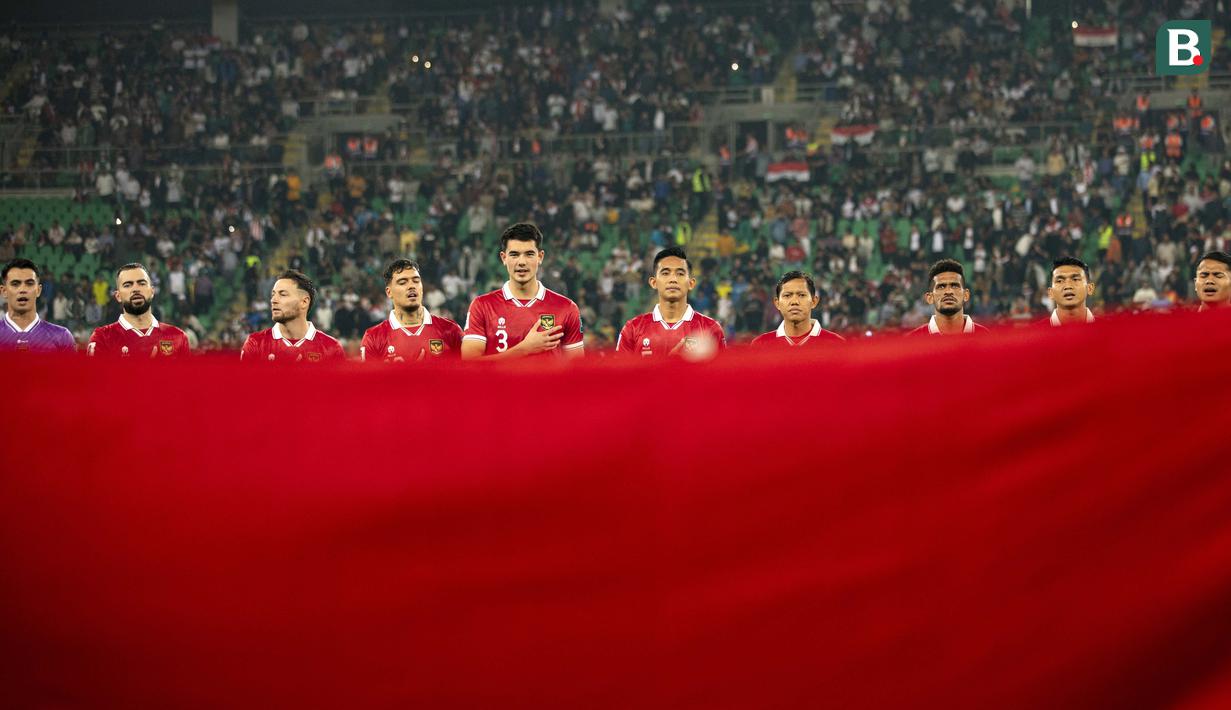 <p>Sebelas pemain Timnas Indonesia menyanyikan lagu Indonesia Raya sebelum laga pertama Grup F Kualifikasi Piala Dunia 2026 melawan Timnas Irak di Basra International Stadium, Kamis (16/11/2023) malam WIB. (AFP/Hissein Faleh)</p>