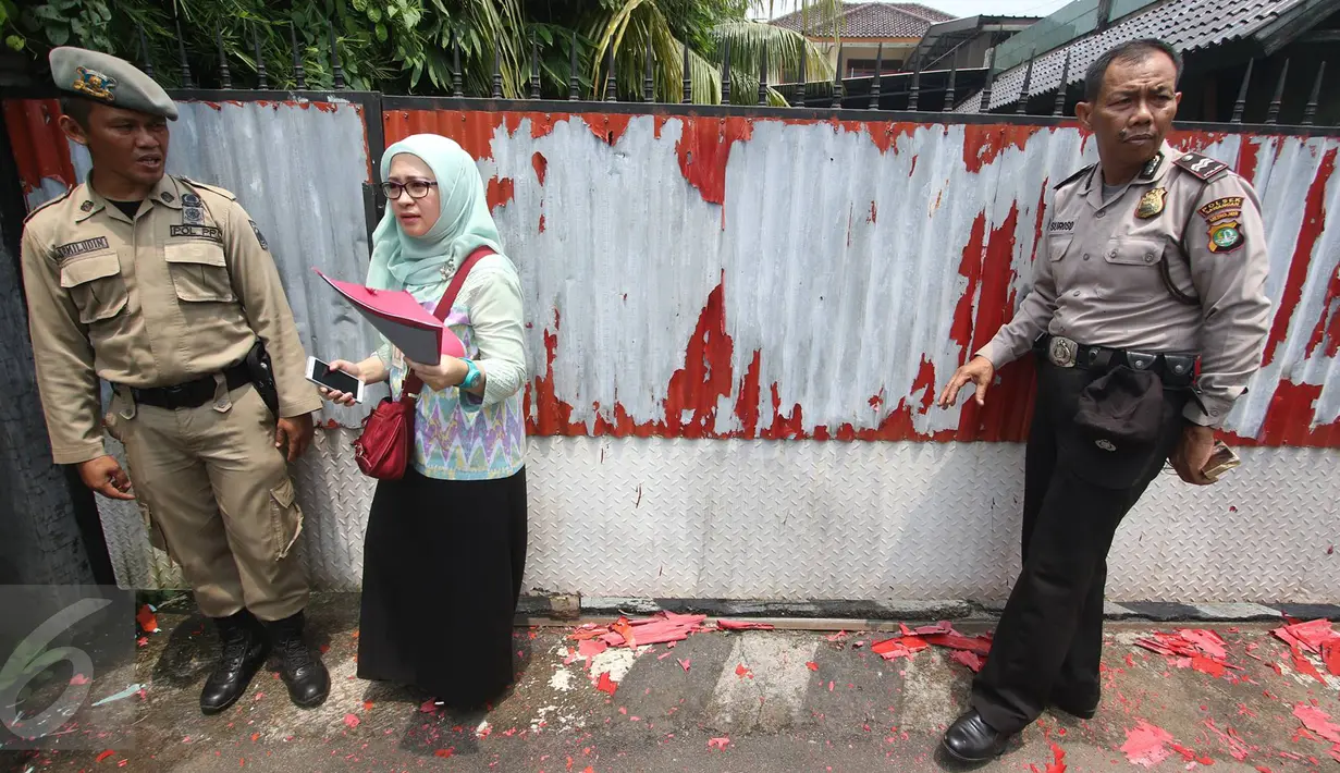 Penjagaan dilakukan akibat beredarnya pesan berantai mengenai panggilan berjihad untuk menutup tempat ibadah Ahmadiyah, Depok, Jawa Barat, Jumat (24/2). (Liputan6.com/Immanuel Antonius)