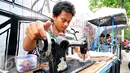 Panas dan teriknya sinar matahari hingga debu jalanan menjadi pelengkap keseharian para penjahit keliling yang sigap untuk menjalankan peralatan mesin jahit tua mereka di atas sepeda, Jakarta, Senin (6/7/2015). (Liputan6.com/Yoppy Renato)