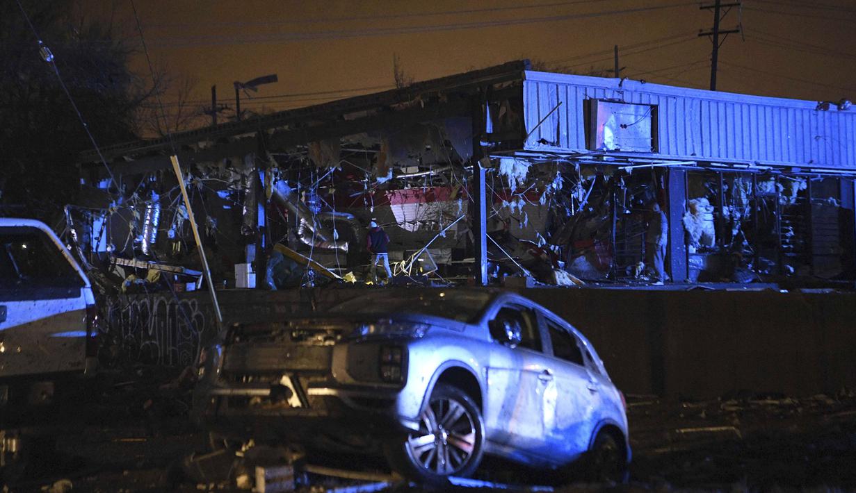 Orang-orang mengecek kerusakan sebuah bangunan setelah tornado menghantam kota Nashville, Selasa, (3/3/2020). Setidaknya delapan orang tewas ketika dua tornado mendarat di wilayah Tennessee tengah, dan merusak sekitar 40 bangunan di seluruh wilayah Nashville. (Courtney Pedroza/The Tennessean via AP)