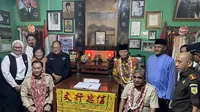 Ketua MPR Ahmad Muzani bersama pimpinanan MPR lain mengunjungi rumah pengasingan proklamator Soekarno-Hatta di Rengasdengklok, Karawang, Jawa Barat, Rabu (13/8/2025) (Liputan6.com/Delvira Hutabarat)