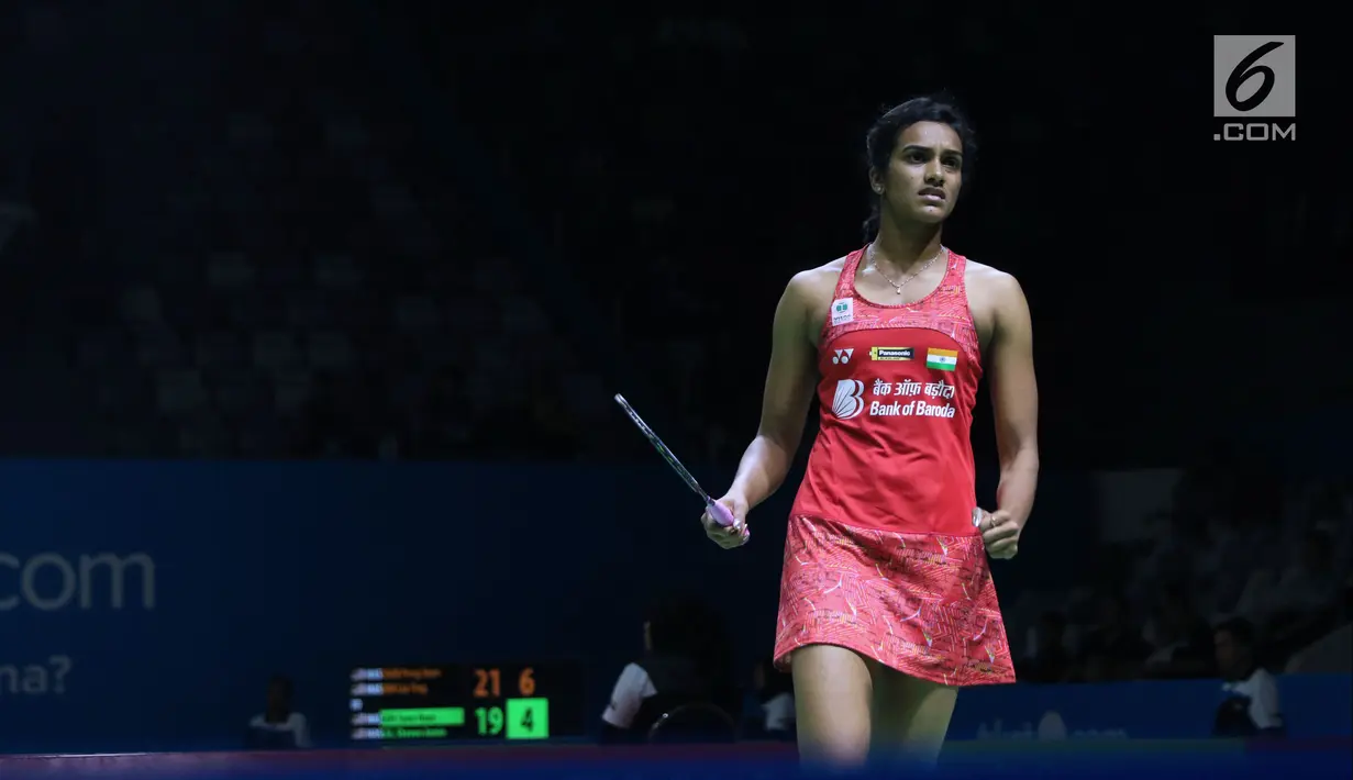 Tunggal putri India, V Sindhu Pusarla saat melawan pebulu tangkis Thailand, Pornpawee Chochuwong pada 32 besar Indonesia Open 2018, Istora GBK, Jakarta, Rabu (4/7). V Sindhu Pusarla unggul 21-15, 19-21, 21-13. (Liputan6.com/Helmi Fithriansyah)