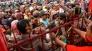 Usai prosesi keagamaan, masyarakat sekitar klenteng—terutama warga kurang mampu—memperoleh bahan makanan pokok yang telah disiapkan panitia. (Foto: AFP)