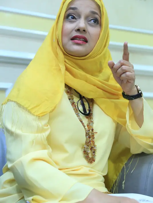 Selasa, (20/9) siang, Marissa Haque mendatangi KPI untuk melaporkan pembawa acara Rumpi No Secret dan Ketua Kreatif Rumpi Trans TV, Ikhsan. Ia datang dengan mengenakan jilbab kuning. (Adrian Putra/Bintang.com)