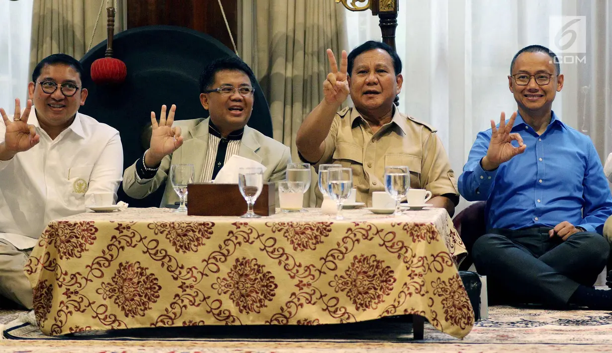 Ketua Umum Partai Gerindra Prabowo Subianto (dua kanan) bersama Presiden PKS Sohibul Iman (kedua kiri), Sekjen PAN Eddy Soeparno (kanan) dan Sekjen Partai Gerindra Fadli Zon saat melakukan pertemuan di Jakarta, Kamis (1/3). (Liputan6.com/Johan Tallo)