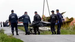 Jenazah korban pesawat Malaysia Airlines selanjutnya diangkut menuju rumah sakit terdekat (REUTERS/Maxim Zmeyev)