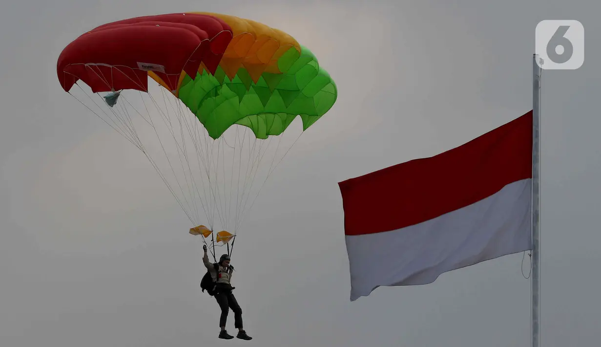 Pasukan TNI AD saat aksi terjun payung saat Peringatan Hari Pramuka ke-62 tahun dan pembukaan Raimuna Nasional (Rainas) XII Tahun 2023 di Bumi Perkemahan dan Graha Wisata Pramuka (Buperta), Cibubur, Jakarta, Senin (14/8/2023). (Liputan6.com/Herman Zakharia)