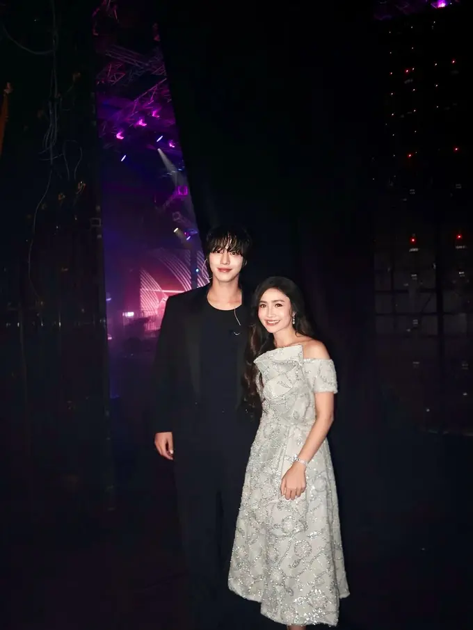 Febby Rastanty Tampil Bak Putri Modern dalam Gaun Off-Shoulder Saat Foto Bareng Aktor Korea Ahn Hyo Seop