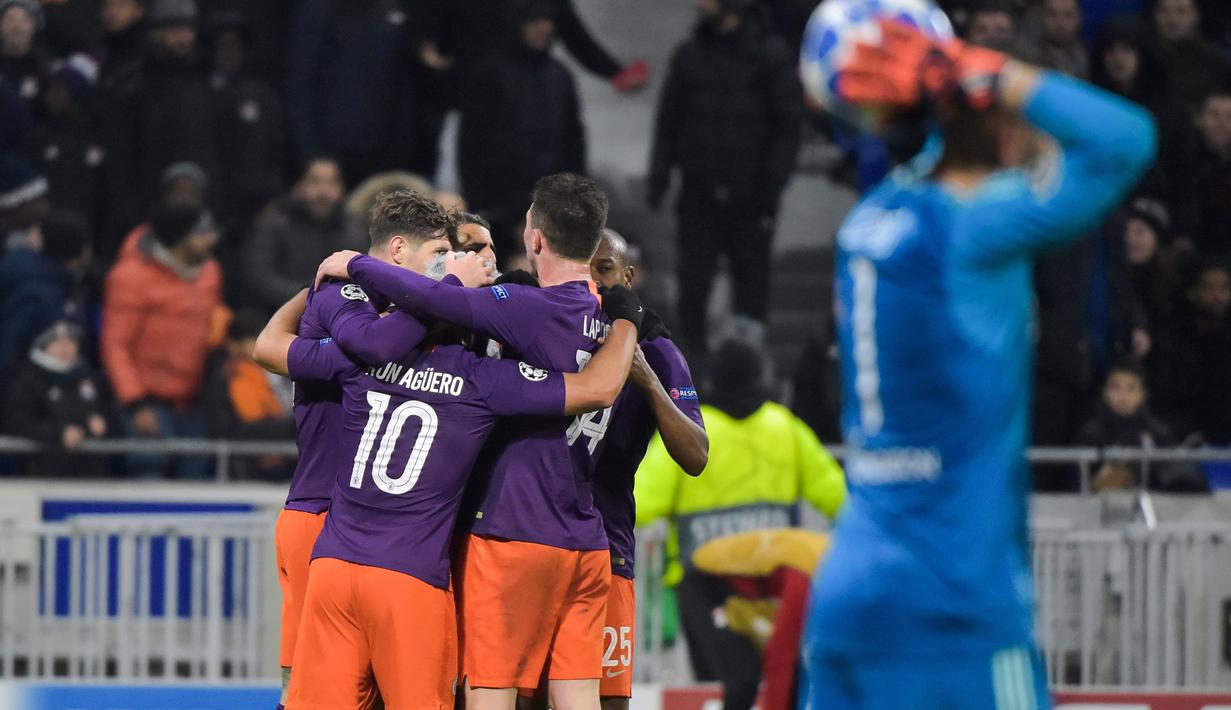Pemain Man City merayakan gol pertama yang dicetak Sergio Aguero pada laga lanjutan liga champions yang berlangsung di stadion Parc Olympique Lyonnais, Prancis, Rabu (28/11). Manchester City imbang 1-1 kontra Lyon. (AFP/Roman Lafabregue)