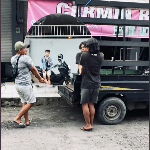 6 Potret Orang Mirror Selfie di Kaca Besar Jalanan Ini Kocak, Eksis dengan Gratis