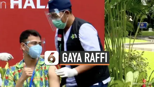 Selebritas Raffi Ahmad disuntik vaksin Covid-19 dosis kedua setelah Presiden Joko Widodo. Raffi sempat bergaya depan kamera sebelum disuntik.