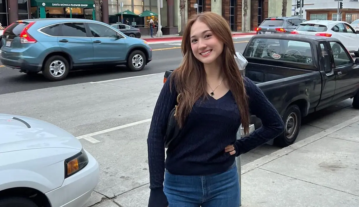 Penampilan kekasih dari Al Ghazali selama di Amerika juga tak lepas dari sorotan netizen. Pasalnya, dirinya cukup sering terlihat tampil dengan busana bernuansa gelap atau hitam. (Liputan6.com/IG/@its_lauramoane2)