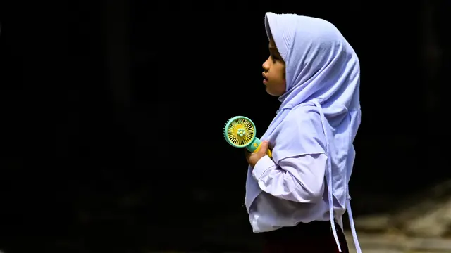 Aceh Dilanda Cuaca Panas, Para Murid SD Gunakan Kipas Angin Mini di Dalam Kelas