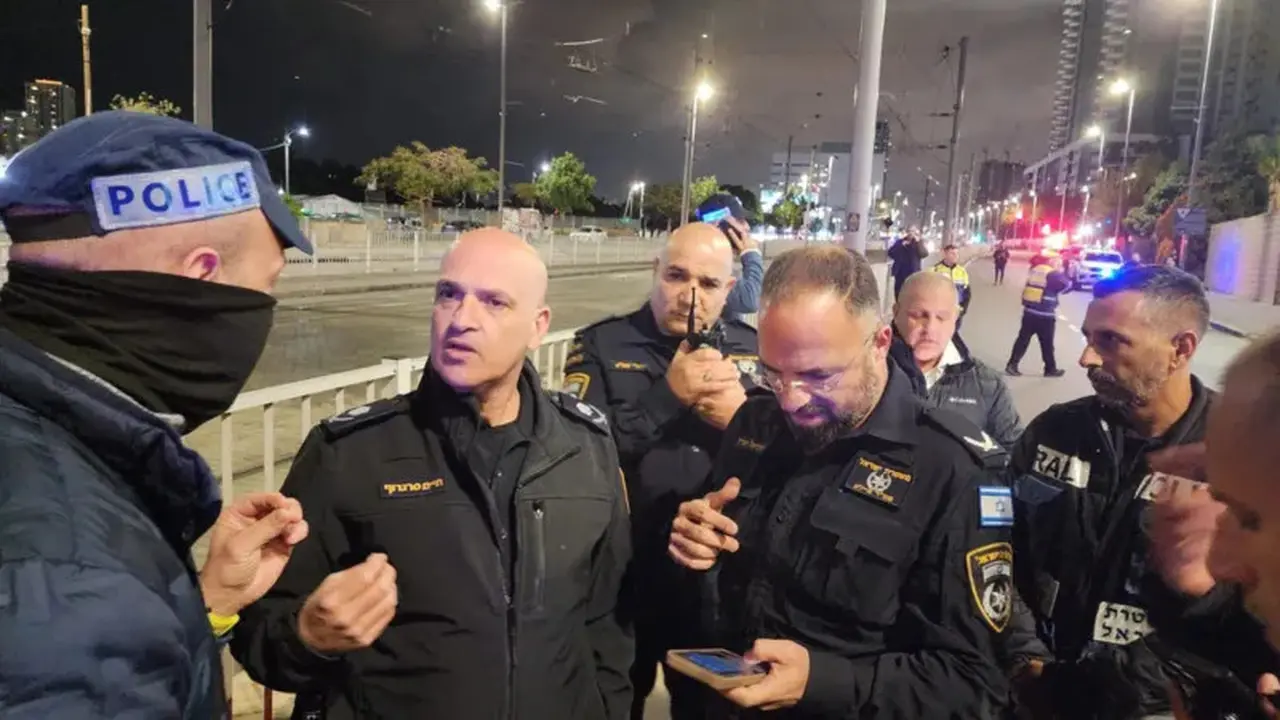 Polisi Israel menangani ledakan bus. (Israel Police)