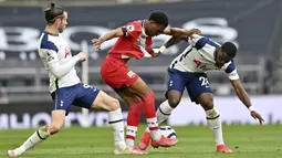 Pemain  Southampton Nathan Tella (tengah) berebut bola dengan pemain Tottenham Hotspur Gareth Bale (kiri) dan Serge Aurier pada pertandingan Liga Inggris di Stadion Tottenham Hotspur, London, Inggris, Rabu (21/4/2021). Tottenham Hotspur menang 2-1. (Justin Setterfield/Pool via AP)