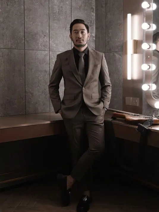 Jeje juga tampil formal dengan setelan jas warna coklat dengan inner kemeja hitam, lengkap dengan dasinya. (@ritchieismail)