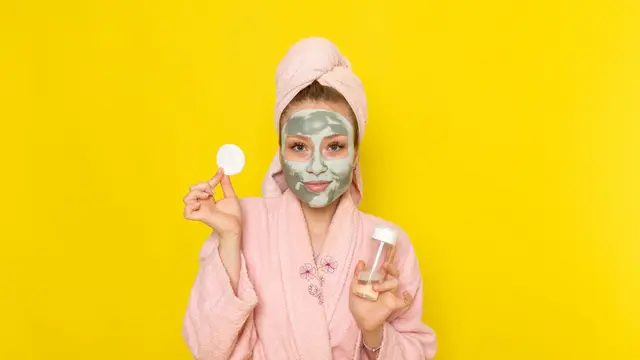 Kebiasaan Mencuci Wajah yang Bisa Merusak Skin Barrier (Foto/Sumber: Freepik)