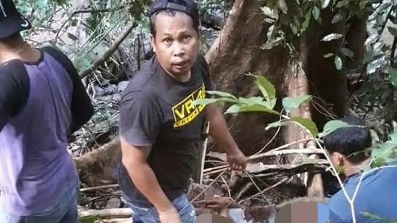 Warga Bombana yang membawa Alfian (16), korban lilitan ular piton dengan menggunakan tandu, Minggu (16/4/2020).(Liputan6.com/Ahmad Akbar Fua)
