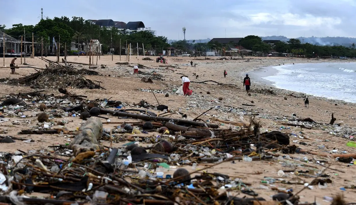<p>Sampah plastik maupun batang kayu mengotori pantai berpasir putih ini. (SONNY TUMBELAKA/AFP)</p>