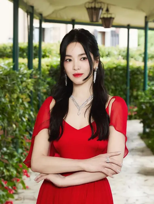 Bak dewi, Song Hye Kyo tampil dengan rambut panjang yang ditata bergaya half-ponytail, dengan beberapa bagian sebagai poni yang membingkai wajahnya dengan lebih baik. [Foto: Instagram/kyo1122]