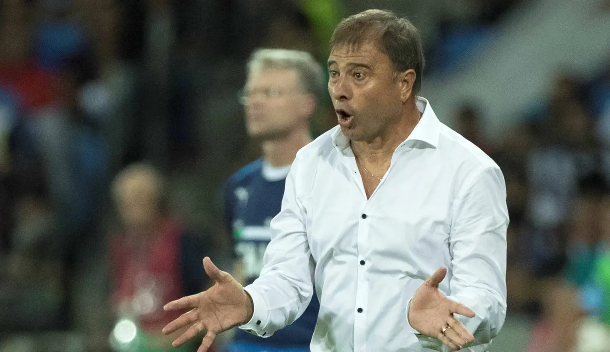 Pelatih Israel, Elisha Levy memberikan instruksi kepada anak asuhnya saat melawan Italia pada Kualifikasi Piala Dunia 2018 di Stadion Sammy Ofer, Haifa, Selasa (6/9/2016) dini hari WIB. (AFP/Jack Guez)