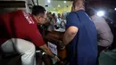 Petugas mengangkat peti jenazah salah satu korban kecelakaan kereta api, yang melibatkan KA Argo Bromo Anggrek dan KRL Commuter Line di Stasiun Bekasi Timur, usai diidentifikasi di Rumah Sakit Polri Kramat Jati, Jakarta Timur, Selasa (28/4/2026). (Kapanlagi.com/Budy Santoso)