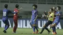 Gelandang Indonesia, Muhammad Hargianto, bersitegang dengan pemain Thailand, Tanasith Siripala, pada laga persahabatan di Stadion Pakansari, Bogor, (03/6/2018). Indonesia bermain imbang 0-0 dengan Thailand. (Bola.com/M Iqbal Ichsan)