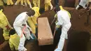 Peti jenazah korban banjir dan tanah longsor saat dimakamkan di sebuah pemakaman di Sierra Leone, Freetown, (17/8). Sedikitnya 312 orang tewas dan lebih dari 2.000 orang kehilangan tempat tinggal mereka. (AP Photo/Manika Kamara)