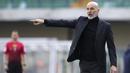 Pelatih AC Milan, Stefano Pioli, memberikan arahan kepada anak asuhnya saat melawan Verona pada laga Liga Italia di Stadion Bentegodi, Minggu (7/3/2021). AC Milan menang dengan skor 2-0. (Spada/LaPresse via AP)