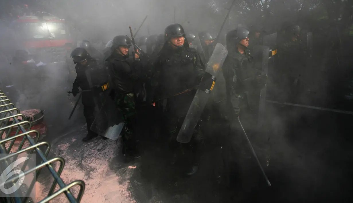 Pasukan anti huru hara TNI AU mengikuti simulasi giat pengamanan pangkalan udara di Lanud Adisucipto Yogyakarta, (26/5). Simulasi di selenggarakan untuk mengantisipasi aksi kerusuhan saat terjadi unjukrasa. (Liputan6.com/Boy Harjanto)