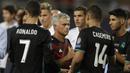 Pelatih Manchester United, Jose Mourinho, memberikan selamat kepada pemain Real Madrid usai laga Piala Super Eropa 2017 di Stadion Philip II Arena, Skopje, Selasa (8/8/2017). Manchester United takluk 1-2 dari Real Madrid. (AP/Thanassis Stavrakis)