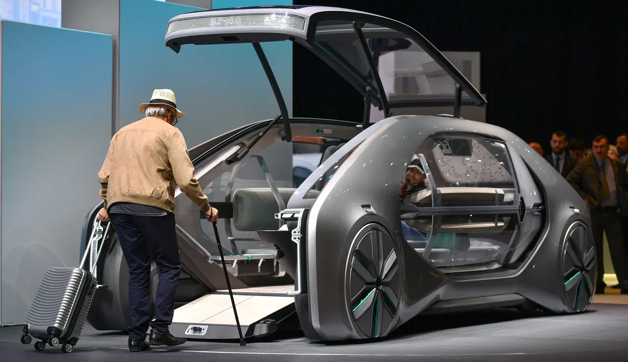 Sebuah kendaraan robot dengan mobilitas berbagi, Renault EZ-GO, pada pameran otomotif Geneva Motor Show 2018, Selasa (6/3). Dimensinya diatur tidak terlalu tinggi sehingga pejalan kaki tidak terganggu pemandangannya ke seberang. (Fabrice COFFRINI/AFP)