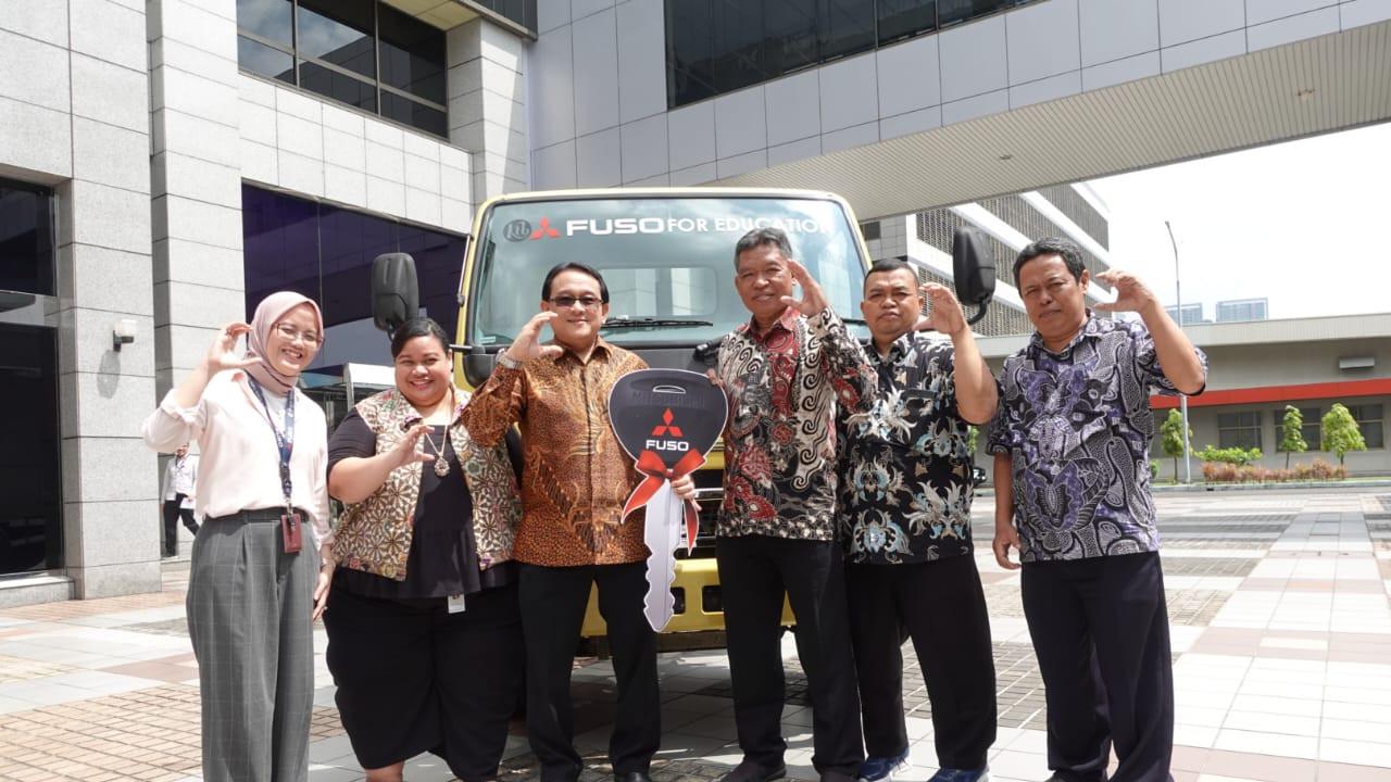 KTB Donasikan Fuso Canter Euro 4 ke SMK Negeri 1 Jakarta (ist)
