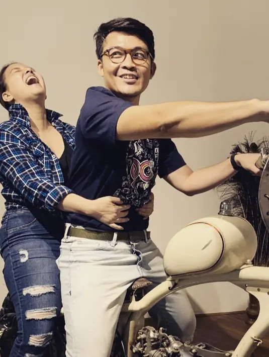 Bukan hanya itu, Tya juga tidak pernah dijemput Irfan. Jadi saat mereka ingin berkencan, keduanya langsung bertemu di tengah-tengah perjalanan. Dan Tya harus naik ojek untuk menghampiri laki-laki yang kini menjadi suaminya. (Instagram/tya_ariestya)